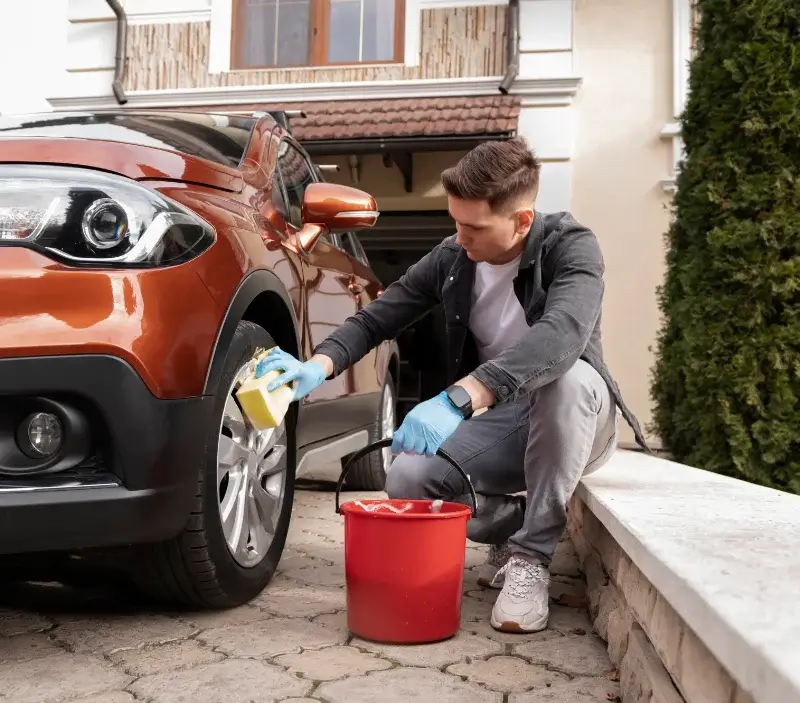 Lavage auto à domicile Tully : professionnel intervenant sur un véhicule